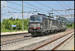 Stark verschmutzt kamen am 31.5.2022 die Vectron Lokomotiven der Mercialia Rail   X4E-709 und X4E 702 in Richtung Trento fahrend über die Brenner Bahn um 12.09 Uhr durch den Bahnhof Egna /