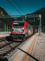 MIR 494 024 wartet am 23.05.2026 mit einen G�terzug im Bahnhof Ugovizza-Valbruna auf die Weiterfahrt in Richtung S�den.