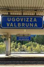 Bahnhofsschilder von Ugovizza-Valbruna am 25.10.2015