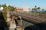 Wo 2014 Züge von Genua nach Ventimiglia am Meer entlangfuhren, ist 6 Jahre später nur noch das Gleisbett und die Bahnbrücke zu sehen. Aufnahme vom 08.10.2020 bei Imperia.