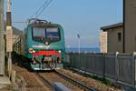 E 464 482 am 17.10.2021 mit den Wagen des RV 3132 von Torino Porta Nuova nach Ventimiglia kurz vor einem Bahnübergang in Pietra Ligure.