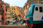 Steuerwagen eines Regionalzugs mit Blick ins Städtchen Vernazza.