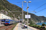 Ein weiterer Bahnhof in der Cinque Terre an einer sensationellen Lage: Corniglia. Hier verlässt ein doppelstöckiger Regionalzug den Bahnhof südwärts nach La Spezia. Corniglia, 26.4.2023