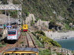 Durchfahrt eines Zuges Richtung Genova im Bahnhof Corniglia. Corniglia, 26.4.2023