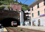 Der südlichste Bahnhof in der Cinque Terre: Riomaggiore. Hier verlässt ein südwärts fahrender Güterzug den Tunnel Seite Manarola und durchfährt den Bahnhof. Riomaggiore, 26.4.2023