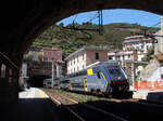 Der Regionalzug von Levanto nach La Spezia hält im Bahnhof Riomaggiore. Auch dieser Bahnhof befindet sich zwischen zwei Tunnels. Riomaggiore, 26.4.2023