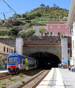 Der Regionalzug nach Genova fährt im Bahnhof Riomaggiore Richtung Norden ab.