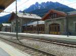 Bahnhofsgebäude von Dobbiaco/Toblach vom Bahnsteig 2 aus gesehen.