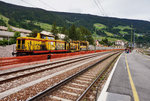 270 015-7 steht am 19.6.2016 mit einem Schwellenzug im Bahnhof San Candido/Innichen.