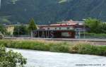 Der Bahnhof Plaus schaut der schäumenden Etsch zu, während die Äpfel reifen. Mitte Juni 2014 kHds.