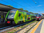 Trenitalia ETR 421-066 steht mit einem Regionale veloce nach Ancona in Rimini, 15.06.2026.