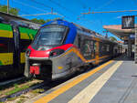 Trenitalia TPER ETR 104 261-A steht mit einem Regionalzug nach Imola in Rimini, 15.06.2026.