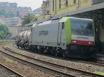 08.06.2016 11:04 Captrain 483 303 mit nur 2 Wagen in Richtung Genua bei der Durchfahrt durch Rapallo.