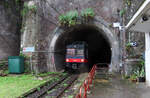 Regionalzug von Sorrento nach Napoli Porta Nolana fährt aus dem Tunnel in den Bahnhof Seiano ein. Seiano, 1.5.2023