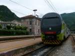 EB761 015-FM + EB760 015-FM. Doppelstockzug vom Typ TAF (Treno Alta Frequentazione). Er wird von LeNORD -dem Zusammenschluss der Nahverkehrssparten von FNM und FS in der Lombardei- eingesetzt. Diese Zge werden bei der FNM als Reihe EB761+EB990+EB990+EB760 eingestellt. Die gleichartigen Zge der FS tragen dort die Bezeichnung ALe426+Le736+Le736+ALe506. 

Canzo-Asso 2012-06-04 