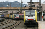 Rechterseits sieht man Nordcargo ES 64 F4-093 mit einem EuroCity von München nach Italien.
Linkerseits steht ein KLV-Zug der mit Loks von TX Logistik bespannt ist, angeführt von ES 64 U2-028.
Aufgenommen im Bahnhof Kufstein am 14. März 2010.