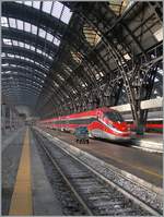 Die alte Halle und der neue Zug passen perfekt zusammen: Der FS Trenitalia ETR 400 015 (Frecciarossa 1000) im Bahnhof von Milano Centrale.
1. März 2016