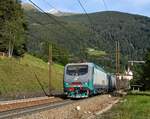 FS-Trenitalia E 412 005 und eine unbekannte E 412 mit gemischtem Güterzug in Richtung Brennero/Brenner (Colle Isarco/Gossensaß, 02.09.10).