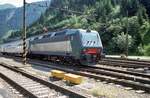 FS-Trenitalia E.405 010 verl�sst mit einem aus DB-Wagen gebildeten EC den Bahnhof Brennero/Brenner in Richtung Bolzano/Bozen (28.06.05); digitalisiertes Dia.