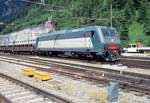 FS-Trenitalia E.405 027 verl�sst mit einem G�terzug den Bahnhof Brennero/Brenner in Richtung Bolzano/Bozen (30.06.2005); digitalisiertes Dia.
