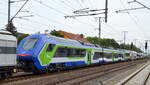 Für Trenitalia (Italien) der neue Hitachi Blues HTR.312-002 Hybrid Triebzug (NVR:  94 83 4312 002-8 I-TI...... ) vom Hersteller Hitachi Rail Italia  am Haken von RailAdventure  183 500  bei der Überführung erst mal Richtung Rail & Logistik Center Wustermark zum Sammeln der Messefahrzeuge für die InnoTrans 2022 am 12.09.22 Durchfahrt Bahnhof Golm.