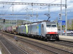 I-RTC / BLS - Loks 186 103 und  486 509-3 mit Güterzug bei der durchfahrt im Bahnhof Liestal am 16.04.2016