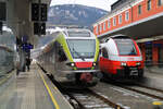 ÖBB 4746 048 als S1 nach Friesach und ein SAD ETR 170 (Flirt) als Regionalzug nach Fortezza stehen in Lienz in Osttirol. (31.12.2022)