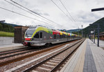 Ein ETR 170 fährt am 19.6.2016 als R 1863 (Fortezza/Franzensfeste - Lienz), in den Bahnhof Valdaora-Anterselva/Olang-Antholz ein.