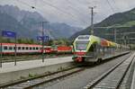 Am 27.08.2022 trifft ein ETR 170 der SAD im Bahnhof Lienz ein, im Hintergrund die ÖBB 1144 117-9