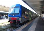Vivalto Steuerwagen und E464 325 in Bahnhof Trieste Centrale am 27.9.2025.