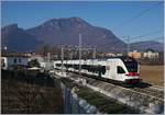 Der Trenord ETR 524 003 erreicht als S40 25419 Como - Varese den Bahnhof Arcisate, der sich im Hintergrund schon abzeichnet.