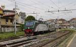 E 464.486 der Trenord fährt am 01.05.2019 mit einem Regionalzug in Richtung Mortara aus dem Bahnhof Milano Porta Genova aus