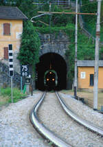 Drei Lichter im Dunkeln: Ein ETR 104 von Trenord (Trenitalia) durchfährt, aus Colico kommend mit Ziel Chiavenna, am frühen Morgen des 10.06.2022 den Tunnel in Verceia nordwärts.