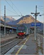 Die Trenord E 464 405 wartet mit einem Doppelstock-Zug in Domodossola auf die Abfahrt nach Milano Centrale.