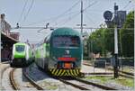 Fotografieren im Bahnhof Varese Nord (ex FMN) ist ein schwieriges Unterfangen: Auf Gleis 2 verdecken zwei abgestellte Ale 711 Züge die Sicht und hinter meinem Rücken endet der Bahnsteig.