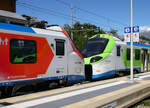 Rot-weiss-blau gekuppelt mit hellgr�n-weiss-blau im Regionalzug nach Lecco.