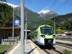 Der Regio von Colico ist in Chiavenna angekommen und wartet vor imposanter Kulisse auf die R�ckfahrt nach Colico.