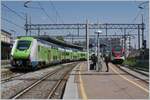 Der Trenord ETR 421 045 ist als RE von Milano Porta Garibaldi auf dem Weg nach Porto Ceresio und ist in Varese angekommen. Rechts im Bild der SBB TILO RABe 524 019 als S40 nach Comos.G.