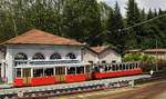 Ein gut besetzter Zug der Zahnradbahn Sassi - Superga bestehend aus dem Triebwagen D.3 und dem Beiwagen 14 verläßt am 04.05.2019 die Talstation