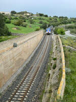 Regionalzug von Siracusa nach Gela in der schönen sizilianischen Landschaft bei Donnofugata.
