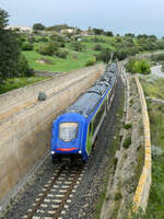 Regionalzug von Siracusa nach Gela in der schönen sizilianischen Landschaft bei Donnofugata.
