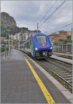Ein FS Trenitalia HTR 412  Blues  ist als R 5361 von Messina nach Palermo unterwegs und erreicht Cefalù.