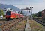 Der bimodulare FS Trenitalia BUM BTR 813 003 verlässt als Regionale 2722 den Bahnhof von  Aosta mit dem Ziel Torino Porta Nuova. Der Zug kann mit Dieselmotoren oder elektrisch mit 3000 Volt Gleichstrom betrieben werden, verfügt für die Achsanordnung Bo' 2'2'2' Bo' und die UIC Bezeichnung (des Antriebsmodul) lautet 90 83 1813 012-1 I-TI.

27. September 2021 