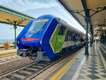 Trenitalia Hitachi  Blues  HTR412-013 mit dem Regionale Veloce nach Messina in Taormina-Giardini, 21.09.2023.