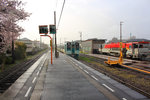 Lokalverkehr auf Shikoku - der Nordosten: In der feuchten Morgenatmosphäre trifft neben einer grossen Plasser&Theurer Gleisinstandstellungsmaschine ein Dreiwagenzug (geführt vom neuen