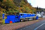 Auf der Tadami-Linie stationiert ist die grosse Schneeschleuder, die zur Zeit verwendet wird, um die Geleise vom Laub zu säubern. Aufgenommen aus dem durchfahrenden Dieseltriebwagen, Ôshirakawa, 1.November 2015. 