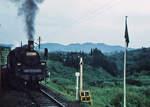 Japanische Dampflokomotiven C57 auf der Südinsel Kyûshû: Unterwegs in den subtropischen Bergen von Südjapan begegnet unterwegs ein Güterzug mit C57 109. Aoidake, 12.August 1972 
