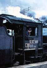 Japanische Dampflokomotiven C57 auf der Südinsel Kyûshû: Lok C57 89 wartet am Bahnhof Tano im Aufstieg von Miyazaki auf die Passhöhe von Miyakonojô. 13.August 1972 