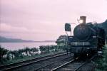 C55 57 wartet in Ryûgamizu ganz im Süden der Südinsel Kyûshû einen Gegenzug ab. Jenseits der Meerenge erhebt sich die grosse aktive Vulkan Sakurajima. 11.August 1972. 