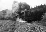 An der Querverbindung vom Pazifik zum Japanischen Meer via der Yamagata Hochebene. Zwei C58 in Doppeltraktion - vorne die C58 114 - ziehen einen für diese schwierige Strecke langen Güterzug auf den Pass hinauf. Unterhalb Naruko Onsen, 5.Mai 1972  